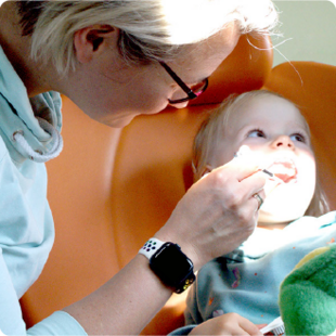 Kinderbehandlung in der Zahnarztpraxis am Trauerberg in Brandenburg an der Havel